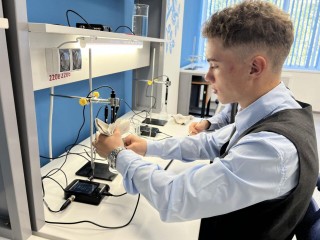 «Волшебники» творят «чудеса»: в Запрудненской гимназии школьники ставят высокотехнологичные научные опыты