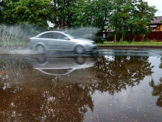 Молодой человек нырнул в гигантскую лужу и стал героем соцсетей