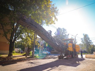 На улице Менделеева начали ремонтировать дорогу