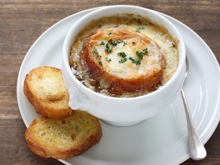 Блюдо дня: французский луковый суп с крутонами — пошаговый рецепт приготовления