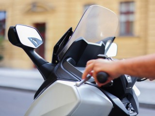 Трое на скутере: в Солнечногорске нарушителей ПДД заметили на оживленной дороге