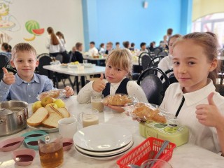 Круассаны, блины, хлопья с молоком: учащиеся оценили новое меню в школах округа