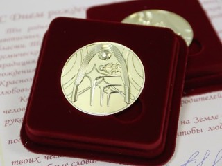 В Краснознаменске семьи с новорожденными получат уникальную памятную медаль