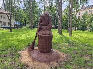 В Лосино-Петровском произошло необычное ДТП: ведьма врезалась в дерево