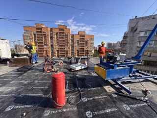 Очевидцы протерли глаза, увидев два трактора на крыше дома в Сергиевом Посаде