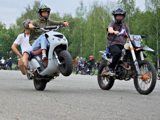 В шаге от беды: питбайкеры выписывают виражи между машинами в Серпухове