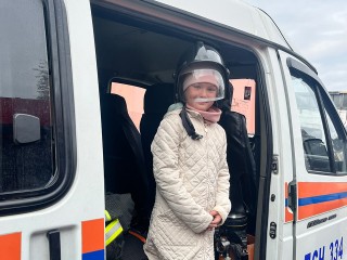 Первоклассники примерили каски спасателей и изучили спецтехнику изнутри