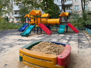 В песочницы Селятина завезли новый песок