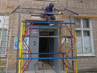 В доме на Новозагорском проезде делают новые козырьки, поручни и пандусы