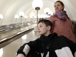 Сначала выходят, потом заходят: какие правила этикета горожане забыли, а зря