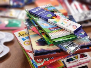 Десятки килограммов канцелярии собрали в Дубне для дмитровского детского дома