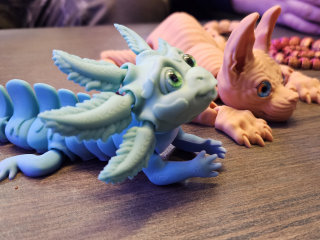 Детскую игрушку приняли за спящего динозавра на одной из улиц города