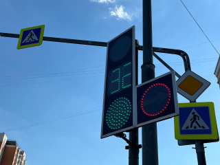 Дорожные службы приводят в порядок знаки, светофоры и освещение