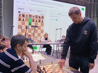 Знаменитый гроссмейстер дал сеанс одновременной игры для 14 победителей Кубка