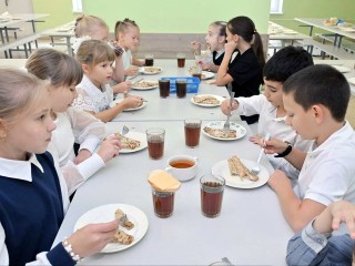 Школьники Власихи оценили новое меню с круассанами и блинчиками
