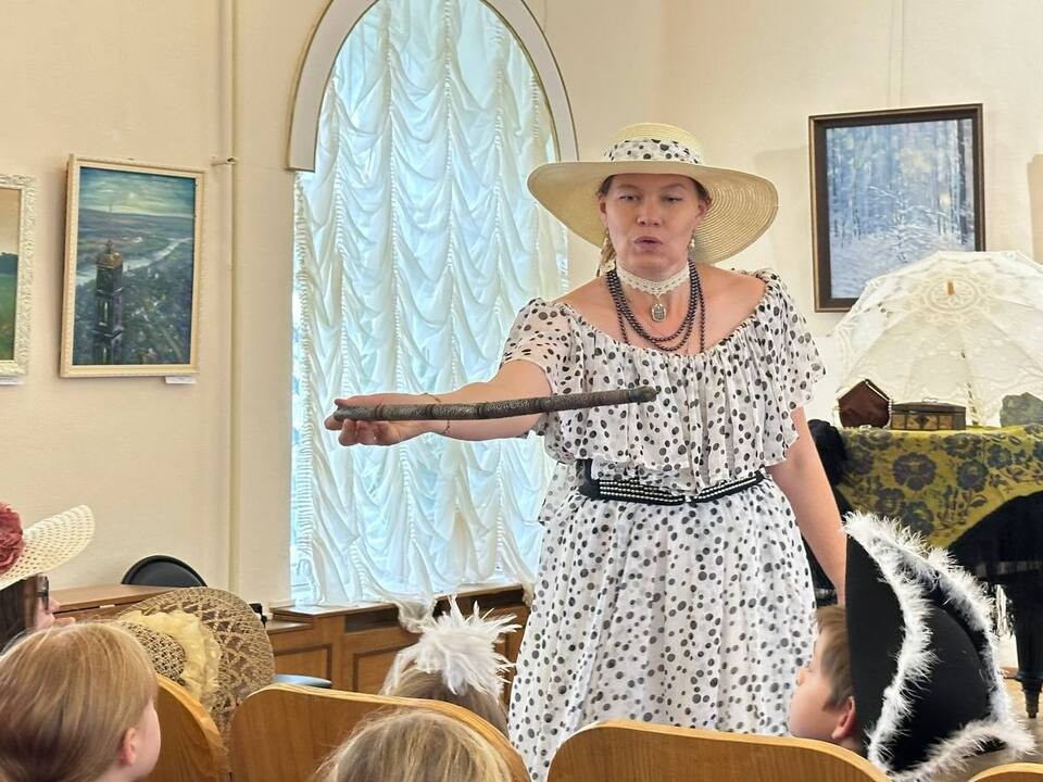 Найденная в усадьбе старинная трость стала частью экскурсии в Каширском музее