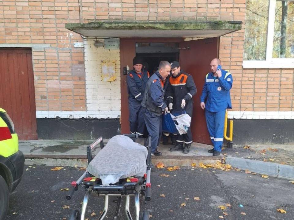 Спасатели помогли медикам транспортировать в машину скорой помощи пенсионерку из Ступина