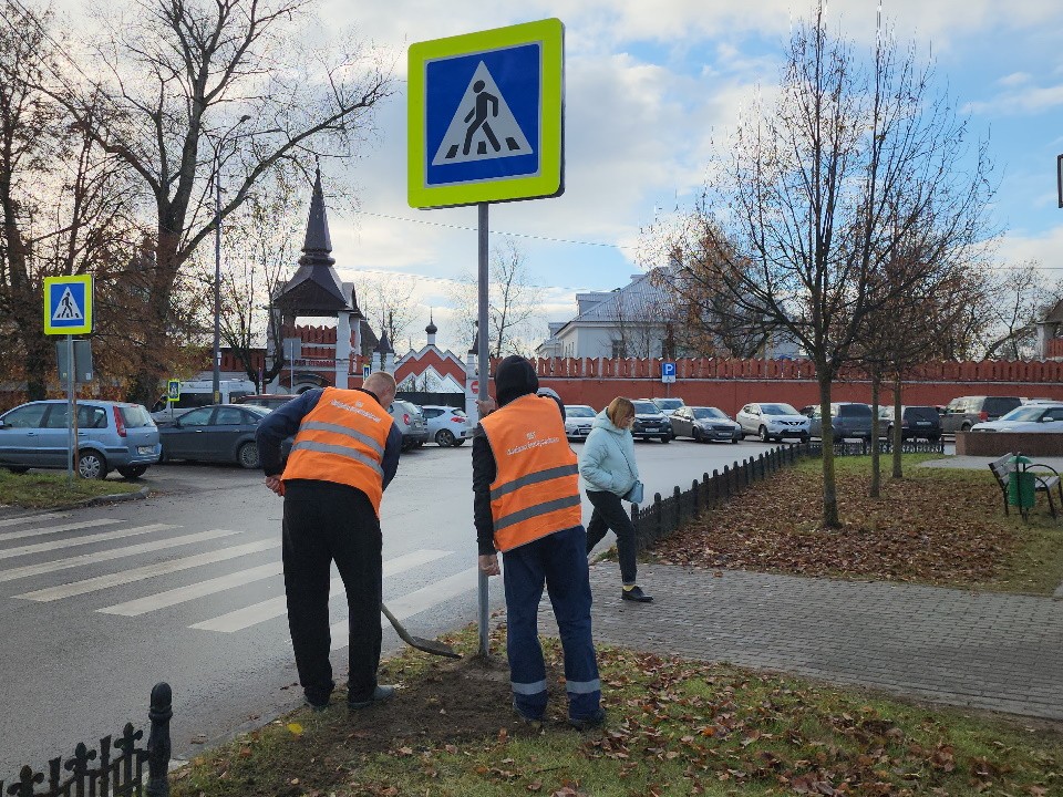 Рядом с Введенским Владычным женским монастырем установлены два знака «Пешеходный переход»