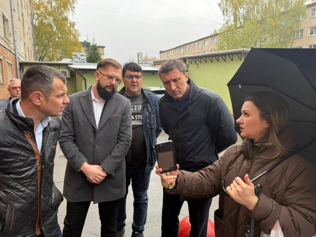 Свалку в подвале дома на Ленина в Наро-Фоминске ликвидируют после жалоб жителей