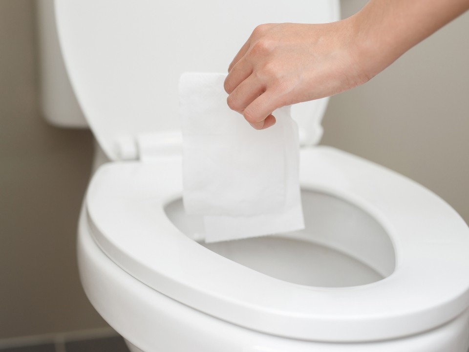 Какой мусор никогда нельзя смывать в канализацию