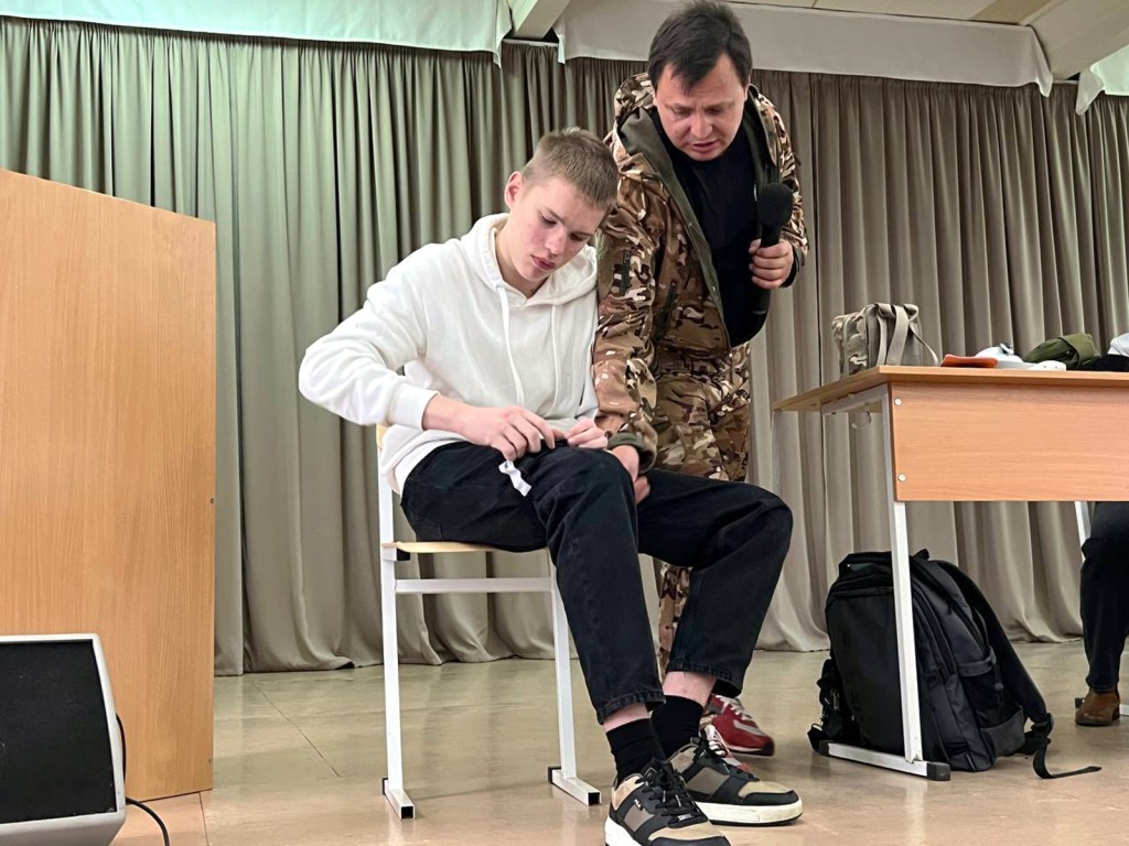 Боевой опыт для мирной жизни: ветераны СВО научили студентов тактической медицине