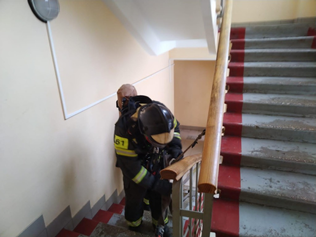 Пожарные спасли пенсионерку из горящей квартиры в Лотошинском округе