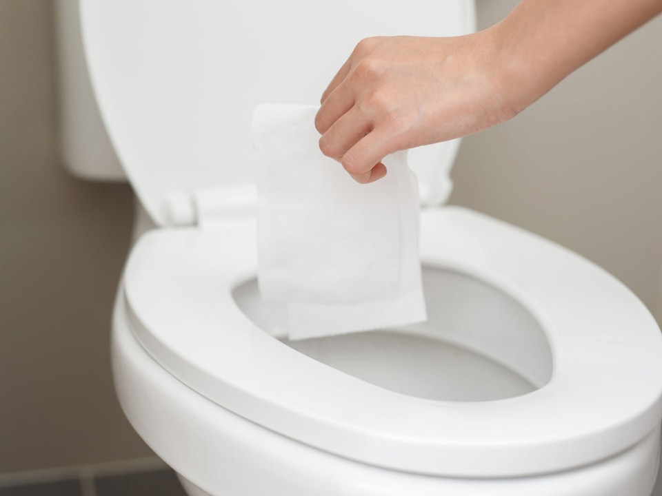 Сантехник из Электростали объяснил, чем опасно попадание влажных салфеток в канализацию