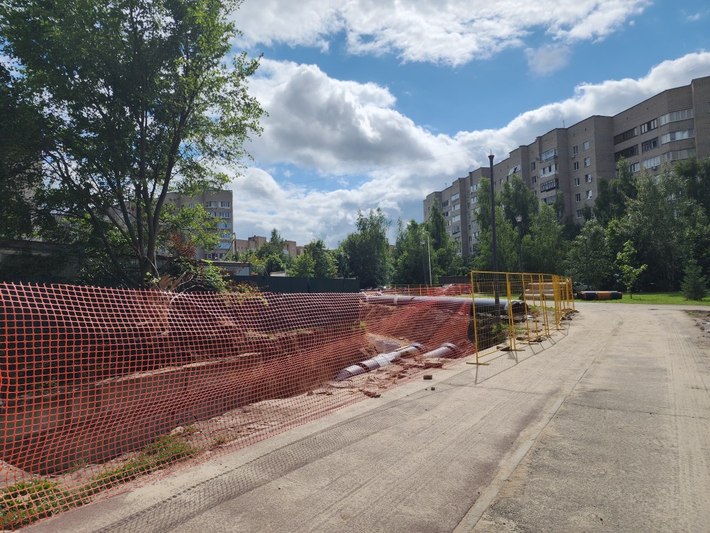 На Институтском проспекте котлованы после ремонта теплосети уберут до конца 2025 года