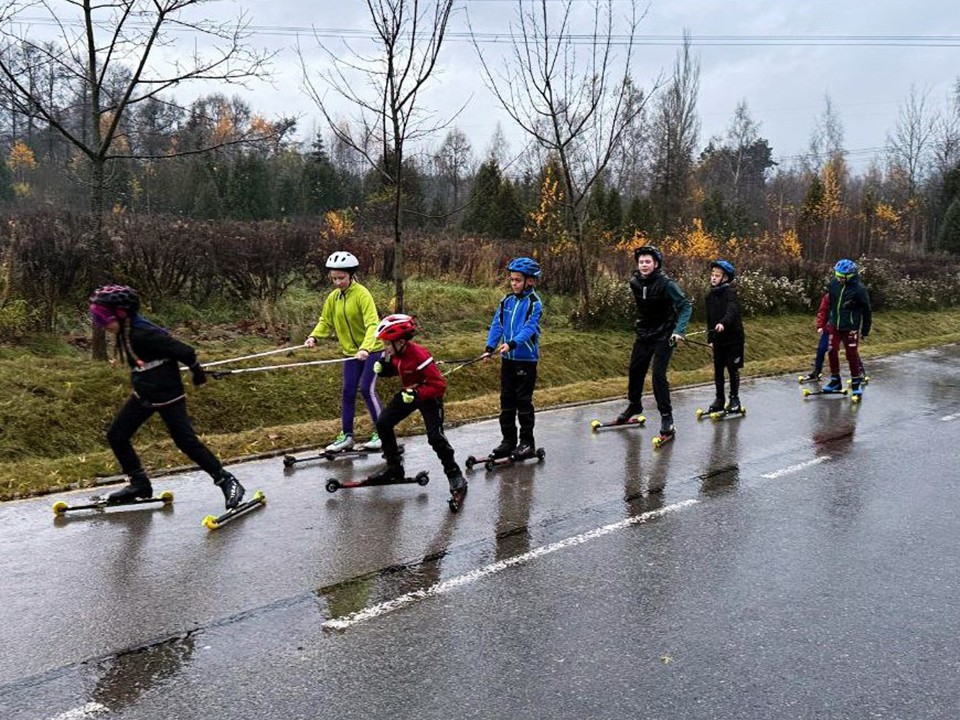 Мастер спорта поделился опытом с лыжниками в Ивантеевке в преддверии сезона