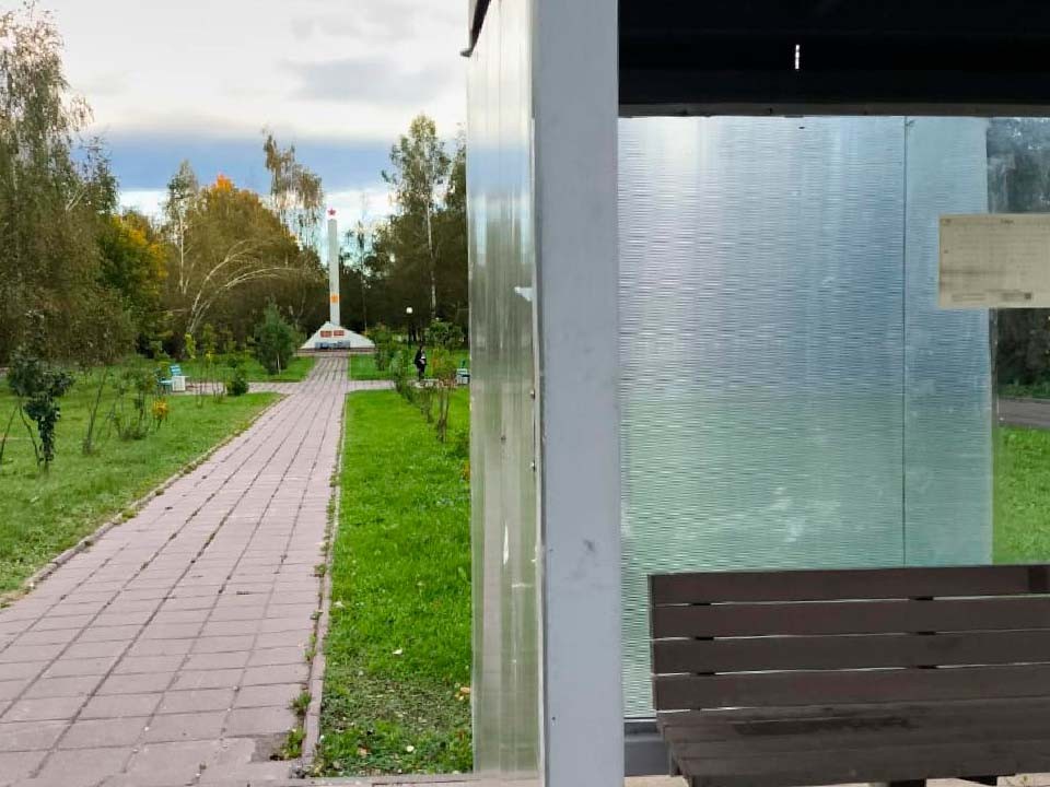 В Тимоново восстановили поврежденную автобусную остановку