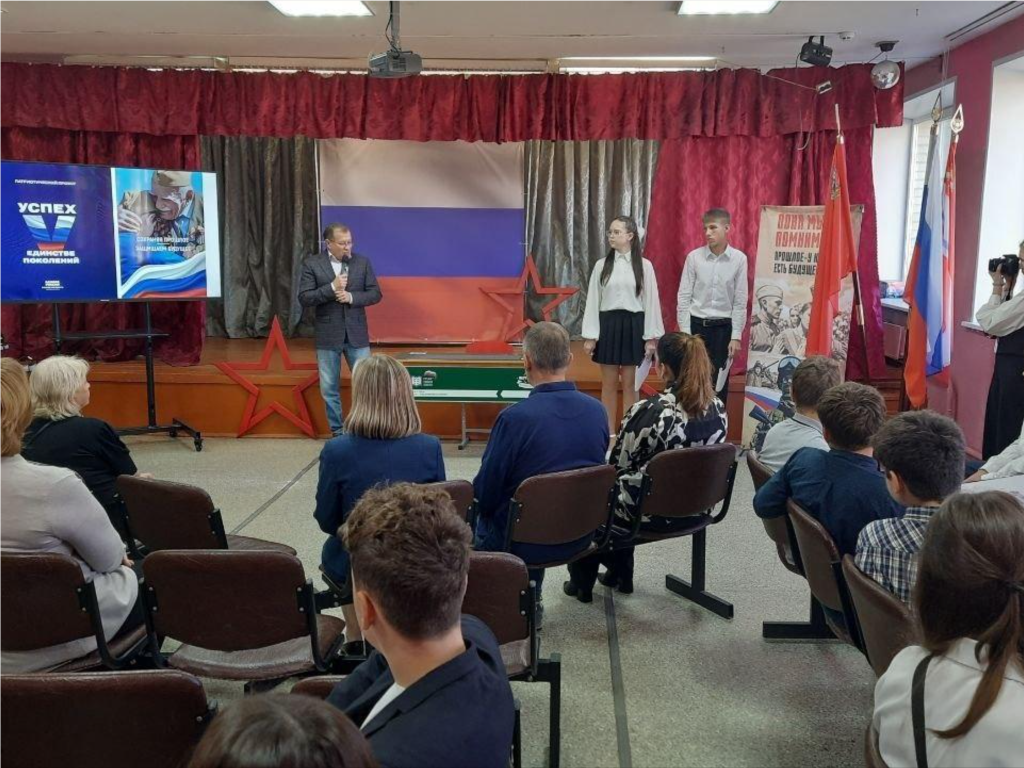 Парту Героя в честь Антона Семенова открыли в куровской школе