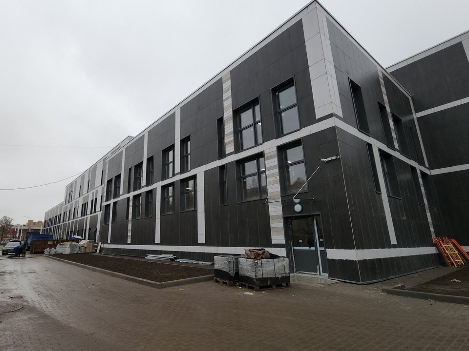 Новый корпус гимназии № 17 на улице Мира остеклят за неделю