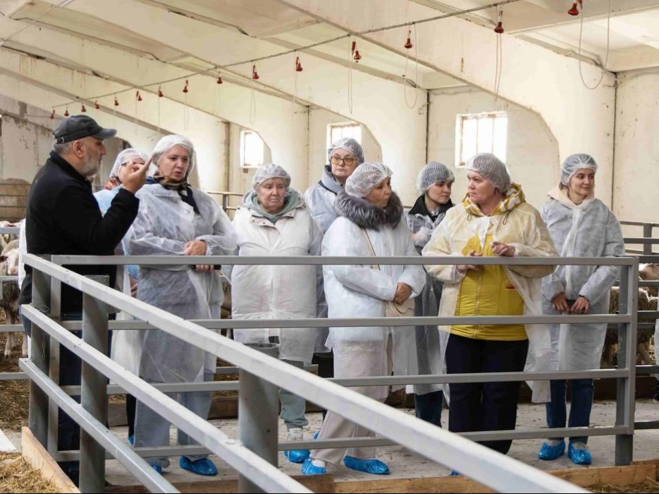Педагоги агротехнических классов прошли стажировку в животноводческом комплексе