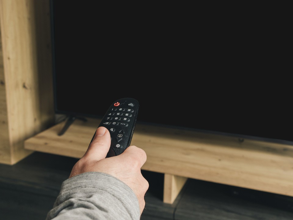 Малолетние вандалы оставили подъезд на Пушкинской улице без интернета и телевидения