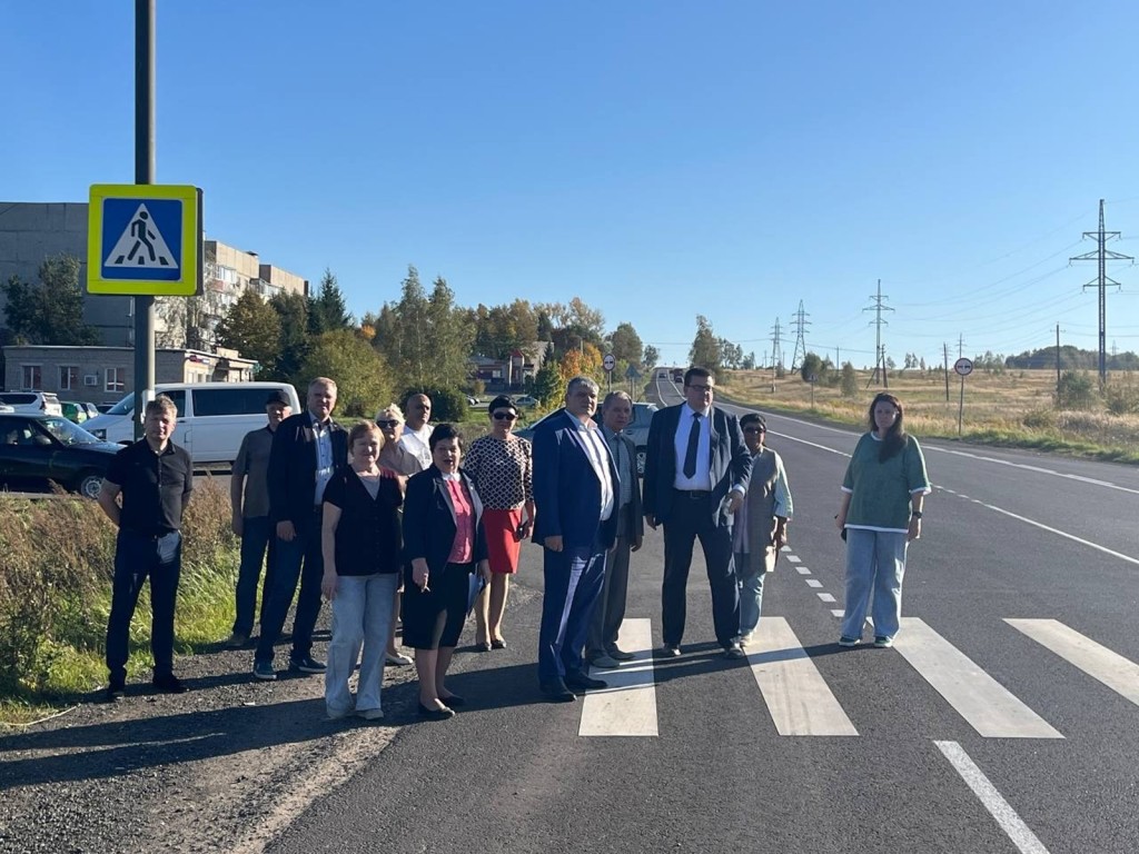 Новый асфальт, фонари и остановки: в Старой Ситне приняли обновленное шоссе