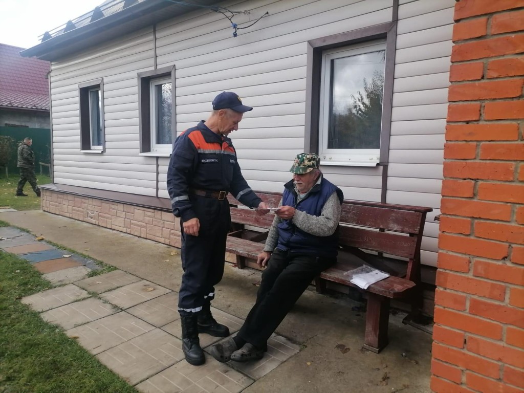 Пожарные провели беседы по безопасности с жителями деревни Сарыбьево