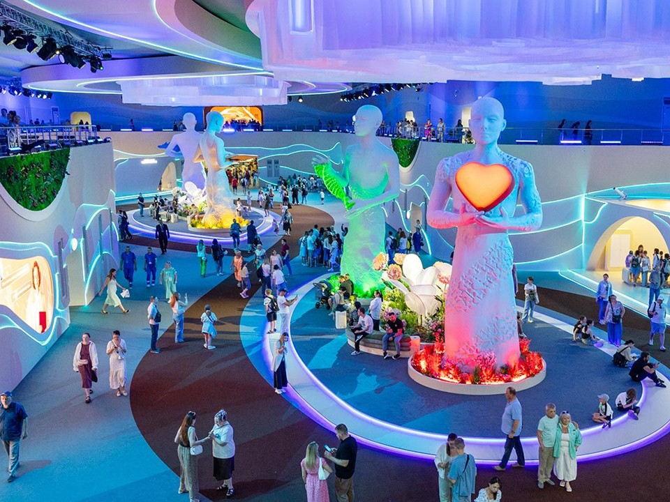 Гигант с большим сердцем: чем удивила жителей Пушкино огромная фигура за забором