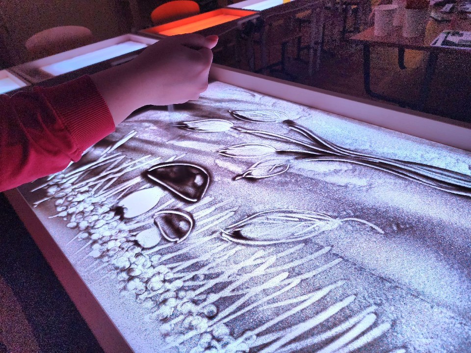 Мимолетное искусство: как в «Выстреле» оживают песочные рисунки