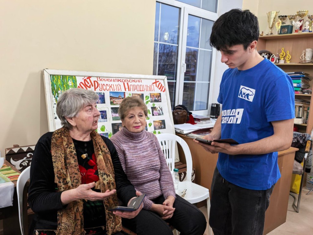 Молодогвардейцы Талдома научили пенсионеров пользоваться мессенджером МАХ