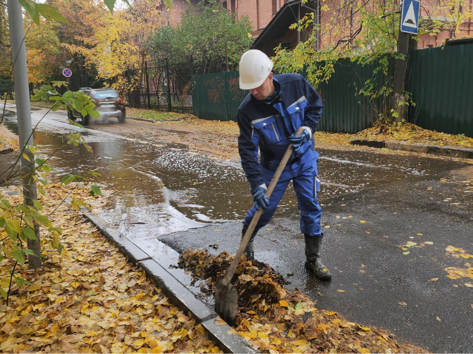 Бригада Люберецкого водоканала прочистила ливневки в поселке Калинина