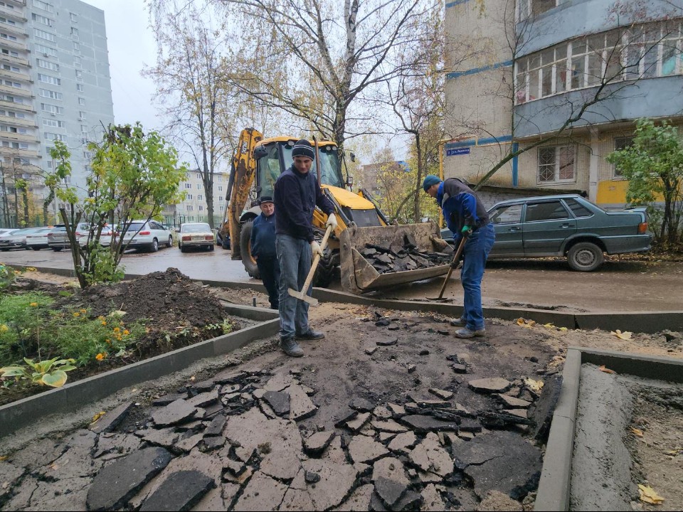 Возле отделения Почты России на улице Ленина обновляют тротуары