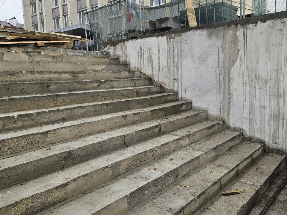 В подземном переходе на улице Гагарина рабочие укладывают брусчатку