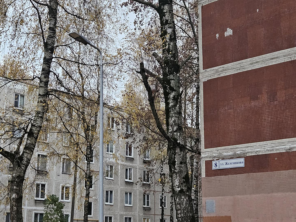 Вдоль пешеходной тропы по улице Железнякова установили новое современное освещение