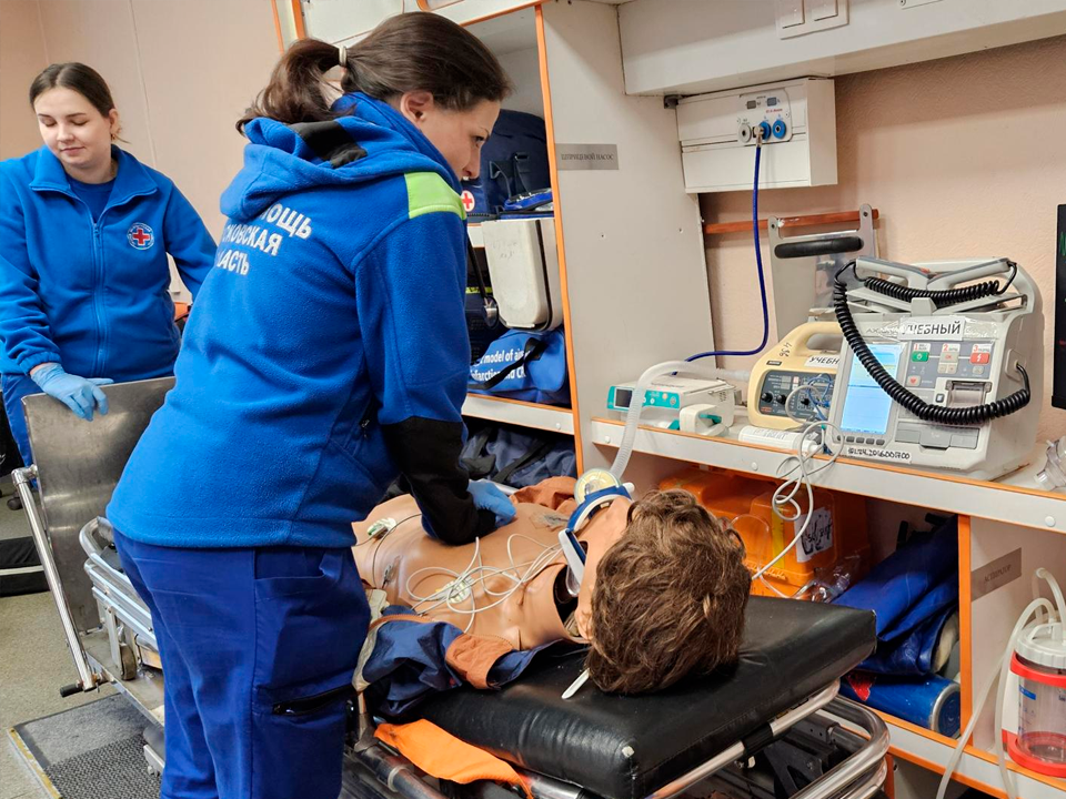 От манекена до реального ДТП: зачем фельдшера учатся снимать шлем с пострадавших за секунды