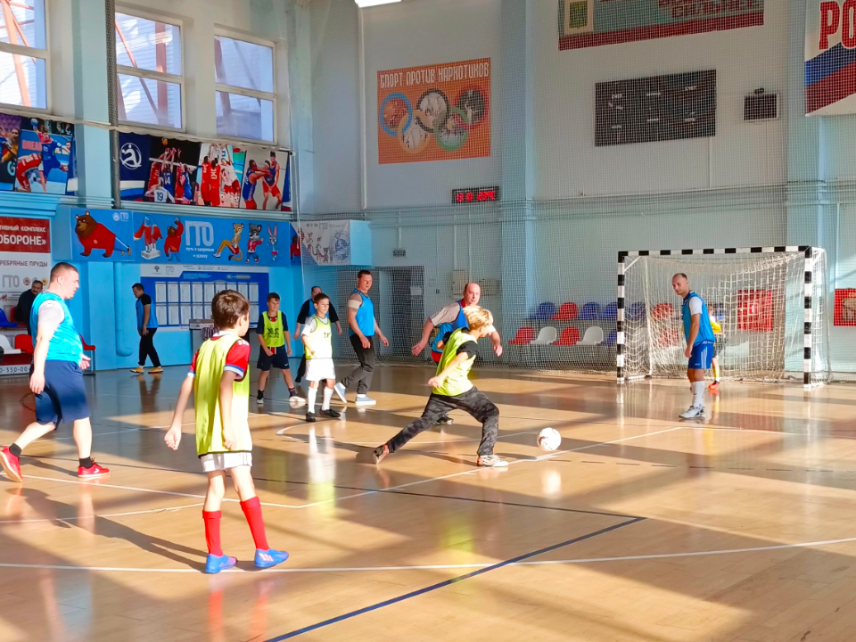 В Серебряных Прудах дети и родители сыграли в футбол и собрали деньги для фронта