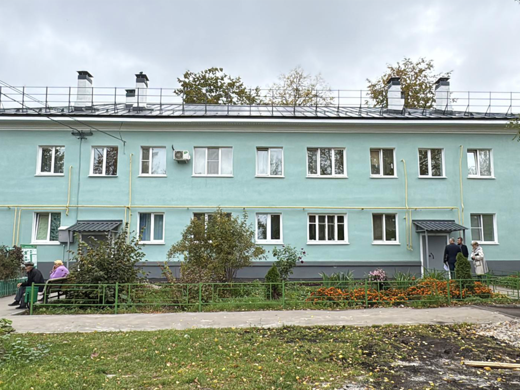 Крышу, козырьки, отмостку, окна и фасад заменили еще в одном доме в Зарайске