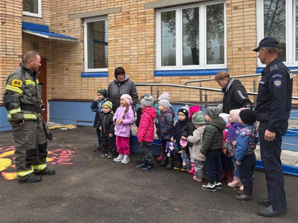 Пожарные в Ступине рассказали детям о правилах при возгорании