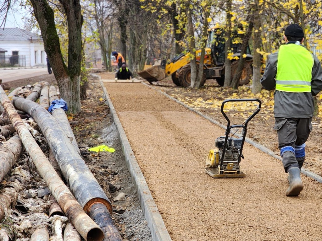 Дорожники восстанавливают тротуары на Социалистической улице