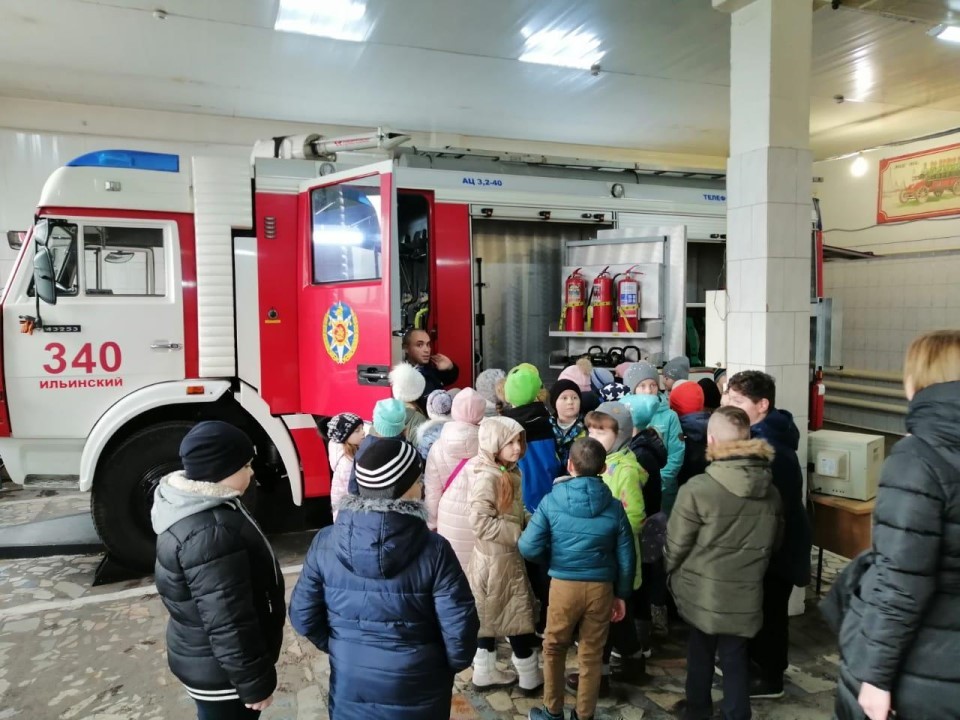 Кабина, каска, шланг — все по‑настоящему: как прошла экскурсия в пожарную часть для учеников Ильинской школы