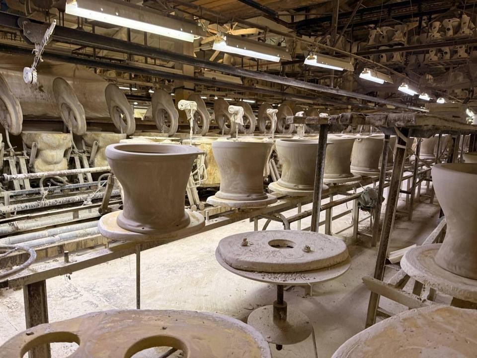 Бойцы СВО вместе с родными увидели, как изготавливается продукция на заводе «Стройфарфор»